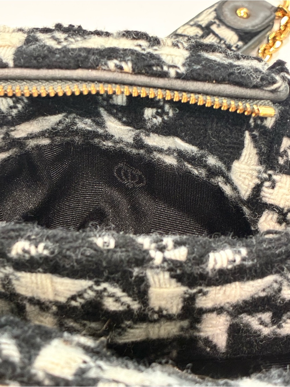 Juicy Couture-Vintage herringbone pattern fabric with branded zipper pulls. - Picture 9 of 16
